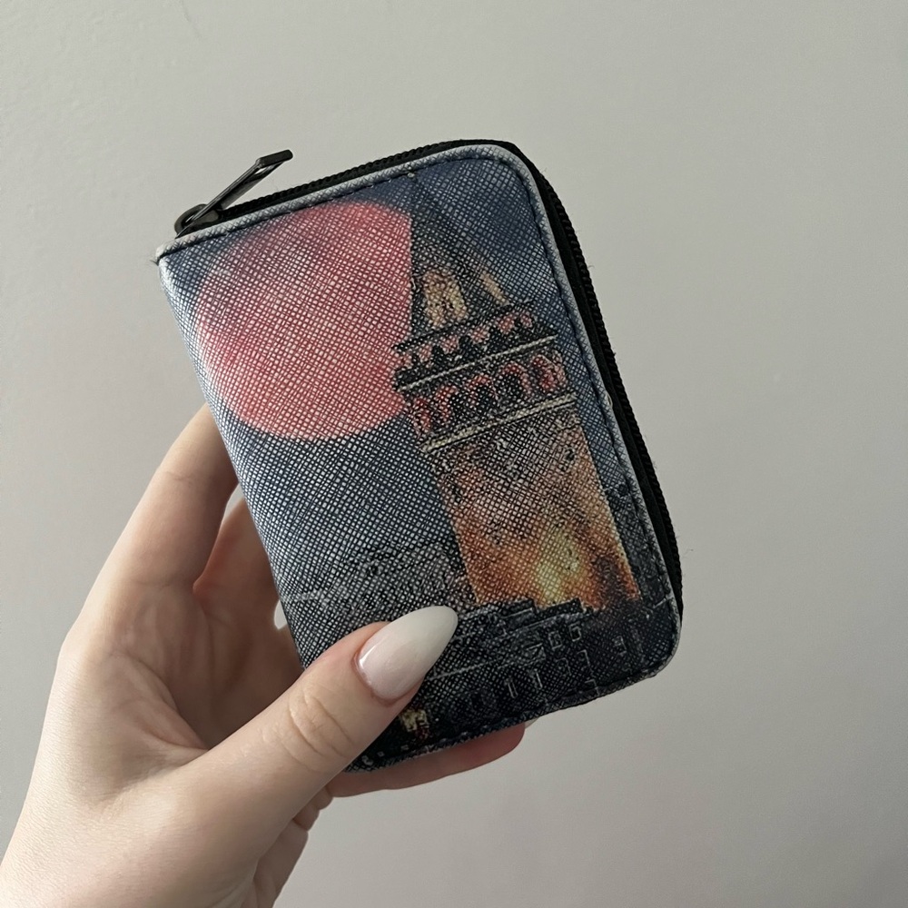 Miniature wallet with zipper closure, featuring a traveling design